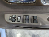 パワーウィンドウのスイッチですよ。 運転席に居ながら窓を開け閉めのコントロールできますよ。 ロック機能で、子供がイタズラして窓を開けるという事も無くなりますよ。