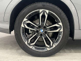 【BMWアロイホイル】軽量かつ強度に拘ったアロイホイル。走行性能ポテンシャルを引き出す設計。車の足元を引き締めてくれる大きなポイントはアロイホイルです。