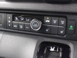 オートエアコンなので設定した温度で車内の温度を保ってくれます♪