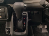 CVT車のセレクトレバーです。低速から高速まで、変速ショックのないスムーズな走りを実現するとともに、エンジン効率のよい領域を維持することで燃費にも貢献します。