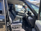 「シート高調整&テレスコピック&チルトステアリング」で小柄な方も運転しやすいポジションに調整できます。