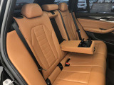後席も使用感はさほど感じず、運転席・助手席同様に清潔感があります。後席シートもしっかりと作り込まれていますので、座り心地も悪くありません。是非、実車にてご確認下さい。