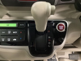 CVT車のセレクトレバーです。低速から高速まで、変速ショックのないスムーズな走りを実現するとともに、エンジン効率のよい領域を維持することで燃費にも貢献します。