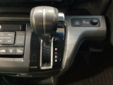 CVT車のセレクトレバーです。低速から高速まで、変速ショックのないスムーズな走りを実現するとともに、エンジン効率のよい領域を維持することで燃費にも貢献します。
