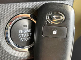 【キーフリーシステム】カバンやポケットに入れたままでもドアの施錠・解錠が可能なスマートキーを装備。エンジンのオン・オフ時もカギを取り出す必要が無いからとっても便利です♪