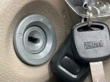 【キーレス】少し離れた場所からでもボタン一つでドアの開錠・施錠ができるのでとっても便利!ドアの鍵穴周りに傷をつけることもありません♪