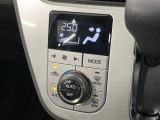 【オートエアコン】一度お好みの温度に設定すれば、車内の温度を検知し風量や温度を自動で調整。暑い&hellip;寒い&hellip;と何度もスイッチ操作をする必要はありません。快適な車内空間には必須の機能ですね♪