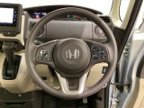 ハンドルにHondaセンシング系のクルーズコントロールやレーンキープアシストなどのスイッチと、オーディオの操作スイッチが装備されています。ハンドルから手を離さず安全に操作できます。