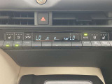 オートエアコンは温度を設定するだけで、自動で風量などを設定してくれます。運転しながら操作も必要ないので、安全性も向上します。