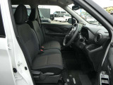 運転席シートには手動式のシートリフター機能が備わっています。