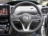 ステアリングハンドルです。オーディオコントロールスイッチが付いて運転中でも手元でオーディオの操作が出来て便利ですよ。