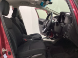 広い足元にゆったり座れるシートには肘掛けも装備しており長距離の運転でも疲れにくくなってます。女性でも運転がしやすいように、シートの高さ調整機能(シートリフター)がついています。