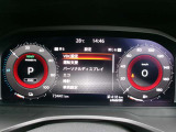 右側に大きくスピードメーター中央ディスプレイには運転支援システム等を表示