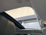 ●サンルーフ:開放感たっぷりの希少装備、サンルーフが装着されています!車内に明かりを取り入れたり景色を楽しむ以外にも、車内の空気も簡単に換気できて快適です!