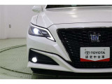 ダークスモークエクステンション加飾Bi-BeamLEDヘッドランプが精悍な印象です。周囲の明るさを感知して点灯・消灯するオートライトを装備。オートハイビームも装備しているので面倒な切替えは不要です。