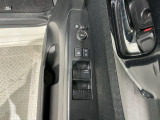 狭い駐車場で便利な電動格納ドアミラーが付いています。