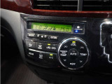 【オートエアコン】温度を設定すれば自動で快適な車内温度を保ちます。エアコン内部の高性能脱臭フィルターで車内のアレルゲンや花粉を除去。