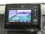 車両後方の映像を映すバックモニター。進路を確認しながら安全に車庫入れできます。