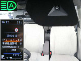 フロントカメラで車線や前方の人や車をモニターして、エマージェンシーブレーキや車線逸脱警報をを作動。ハイビームアシストも装備。