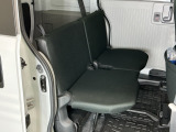 フラットな床と膝回りや頭上スペースなど十分な広さがあります