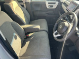 乗り心地の良いフロントシートです。足回りも広々としておりますので、長時間の運転も疲れづらいですよ。