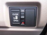 狭い駐車場や壁際でもドアをぶつける心配が少なく開けられる両側スライドドアです。助手席側は電動で、開閉操作も楽々です!