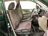 女性でも運転がしやすいように、シートの高さ調整機能(シートリフター)がついています。運転席と助手席の間が空いている為、助手席側への移動がスムーズです。交通量の多い道でも助手席側から乗り降りができます。