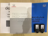 スマートキーは鍵をバッグに入れたままでもドアロックの開閉やエンジンのON・OFFができます。夜間や雨の日も鍵を探さなくて良いので便利です。