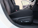 パワーシート搭載。微妙な調整が手軽にでき、ピッタリなポジションで運転することが可能です。