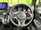 インテリアに合わせたデザインのステアリングは、運転される方のことも考え、運転しやすい形状、大きさです。是非一度、実際に触ってお確かめください。