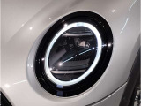 MINIのオートライトは積極的にライトをつけることにより、自車の存在を周囲に向けアピールいたします。それは安全性への配慮でもあります。