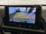 リバースギアに入れるだけで後方の表示へ切り替わります。夜間や雨の日の駐車も楽になりますよ。