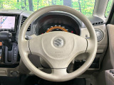 インテリアに合わせたデザインのステアリングは、運転される方のことも考え、運転しやすい形状、大きさです。是非一度、実際に触ってお確かめください。