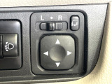 【電動格納ミラー】サイドミラーは電動格納式となっており、狭い駐車場でもキズがつくリスクを抑えられます。