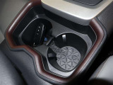 運転席と助手席の間には【カップホルダー】が装備されています。お飲み物やボトルタイプに空気清浄機など色々試してみてください!