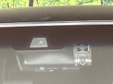 【ホンダセンシング】走行中に前方の車両等を認識し、衝突しそうな時は警報とブレーキで衝突回避と被害軽減をアシスト。より安全にドライブをお楽しみいただけます。