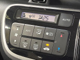 【オートエアコン】一度お好みの温度に設定すれば、車内の温度を検知し風量や温度を自動で調整。暑い&hellip;寒い&hellip;と何度もスイッチ操作をする必要はありません。快適な車内空間には必須の機能ですね♪