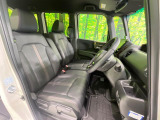 運転席まわりには十分なスペースがあり、大柄な方でもゆったり運転していただける環境です。