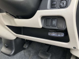 ステアリングコラム下、インスト運転席ポケットには折り畳み傘やウォレットを