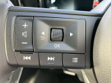 左側にオーデイオやナビのコントロールができるスイッチ、運転中は手を放さず手元で操作可能なんです!