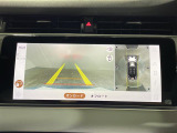【全方位モニター】まるでクルマを真上から見下ろしたかのような視点で駐車をサポートします!クルマの斜め後ろや真横など、前後左右の4つのカメラの映像が合成されて、モニターに映し出されます。
