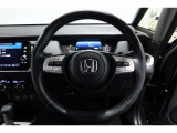 運転中もハンドルでの操作が可能です。特に高速道路等の目が離せない運転時には、便利さだけでなく、安全性も兼ね備えております。