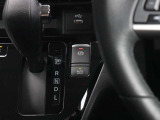 【オートブレーキホールド】信号待ち等でブレーキペダルを踏んで停車した際、ペダルから足を離してもブレーキ力を保持してくれる機能で、ブレーキペダルを踏み続ける必要がなくなるため、足の疲れを軽減します♪