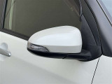対向車や歩行者が認識しやすいサイドターンランプ付カラードドアミラー