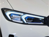 【LEDヘッドライト】先進のLEDテクノロジーを採用。放射される白色光の周波特性は太陽光に近く、バイキセノン・ヘッドライトを上回るコントラストで更に明るく輝きます!