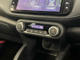 【オートエアコン】タッチパネル式オートエアコンで運転席周りの凹凸が少なくスッキリとしています。