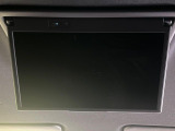 【14型有機ELフリップダウンモニター】三列目からでも迫力のエンタメが観れる大画面フリップダウン。有機ELのモニターでは、一般的なフリップダウンよりも高コントラストでキレイな映像を楽しめます。
