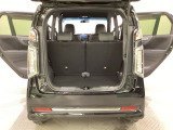 開口部も広く荷物の積み下ろしもしやすいお車となっております。シートを前方にスライドさせれば、さらに荷室を広げられます。また、床下にも収納スペースがあります。