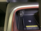 センターコンソールにはワイヤレス充電器を装備してます。Qi(チー)規格対応のスマートフォンなどを置くだけでワイヤレスで充電可能です。またスマートフォンの充電可能なUSB端子なども別途装備しています。
