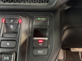 電子パーキングに加えてブレーキホールドシステムを装備しておりますので、信号待ちや踏み切り待ちでもブレーキを踏まずに停止できます!発進する際はアクセルを踏むだけですので渋滞時などはかなり楽ですね!